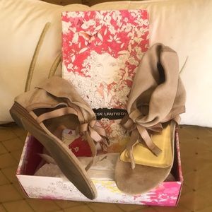 Beige bow sandals